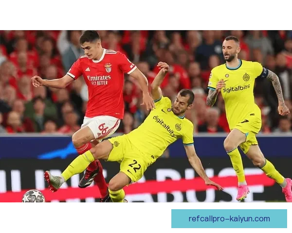 埃因霍温的防守体系表现稳健,近期状态回暖引人关注 埃因霍温的防守体系表现稳健,近期状态回暖引人关注